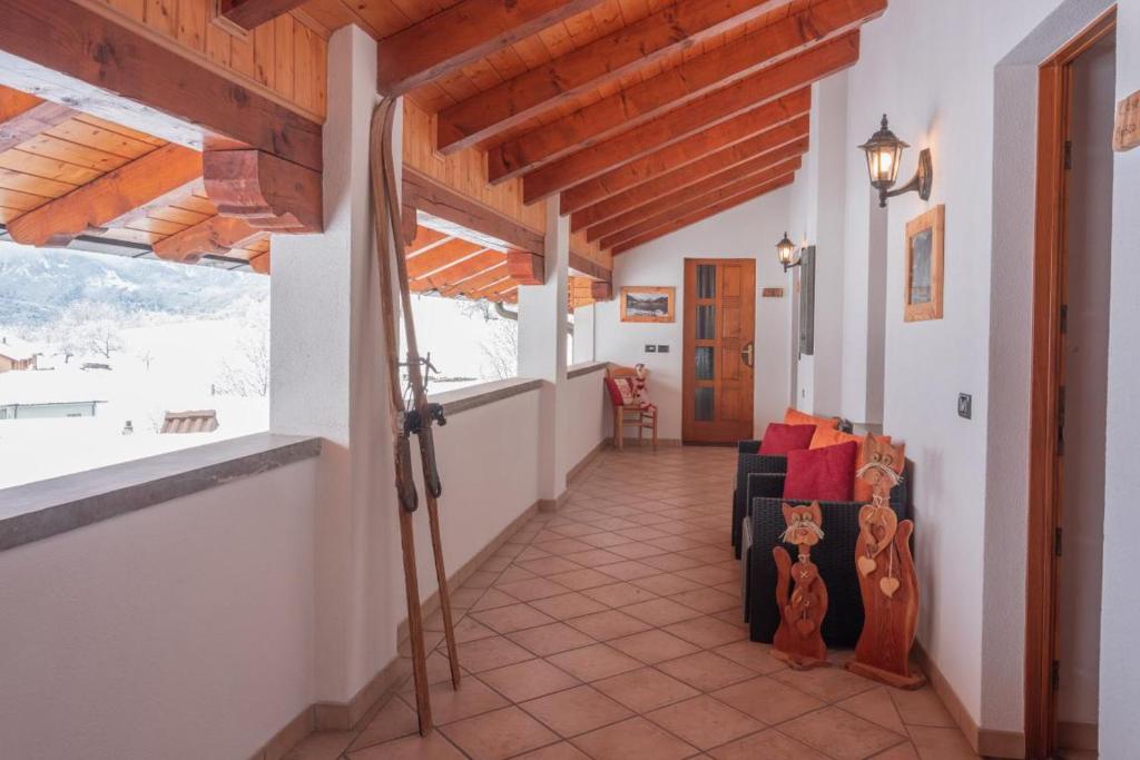 um corredor de uma casa com sala de estar e teto de madeira em Cjase Cumine em Lauco