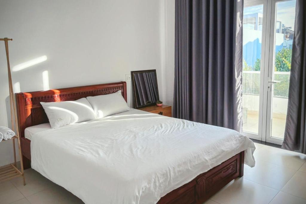 una camera da letto con un letto e una grande finestra di Phòng ngủ riêng khép kín a Nha Trang