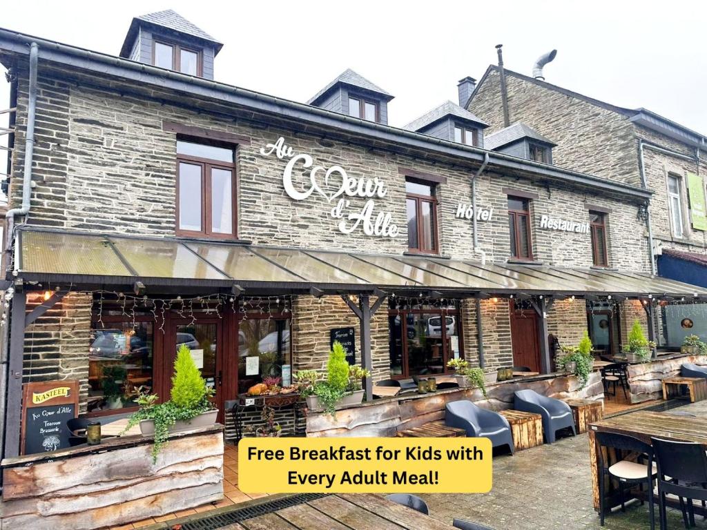 een bakstenen gebouw met een gratis ontbijt voor kinderen bij elke maaltijd voor volwassenen bij Au Coeur d'Alle by Belvilla in Alle