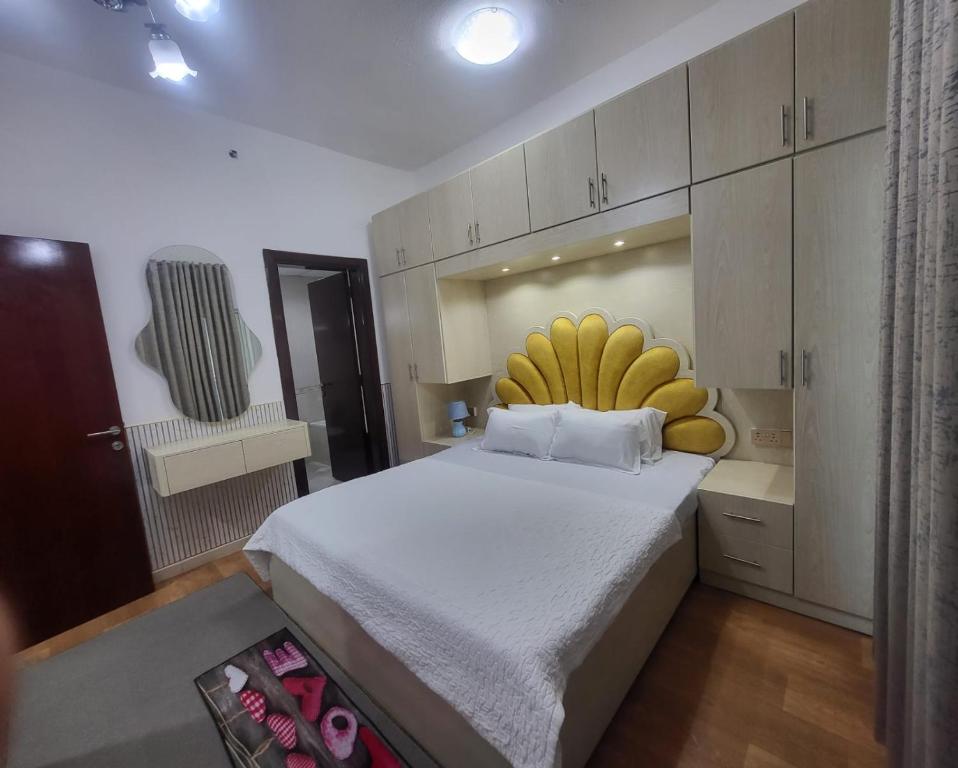 ein Schlafzimmer mit einem Bett mit Bananen darauf in der Unterkunft City Lights holiday home in Ajman 