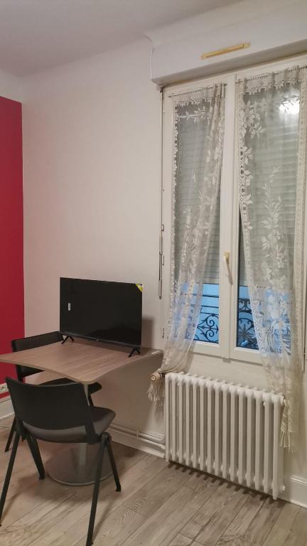 Cette chambre dispose d'un bureau et d'une chaise. dans l'établissement Studio mignon en plein centre de Vichy, à La Celle-sous-Gouzon
