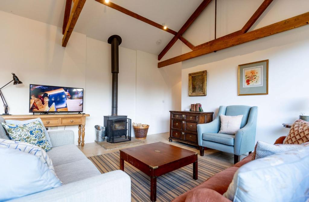 un soggiorno con divano e camino di Kerry House a Deddington