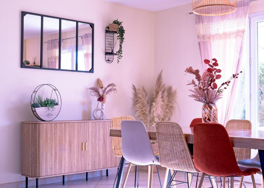 ein Esszimmer mit Tisch und Stühlen in der Unterkunft Villa Les Figuiers in Tallard