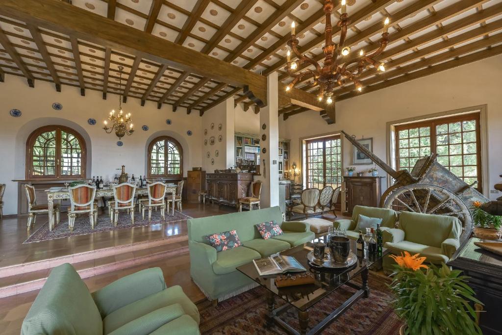 uma sala de estar com sofás e uma sala de jantar em Villa San Domenico a Barbaresco em Barbaresco