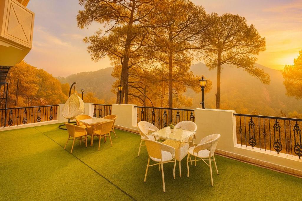 een balkon met tafels en stoelen en uitzicht bij Hotel The great #ambience #balcony view #mountainview #parking in Nainital