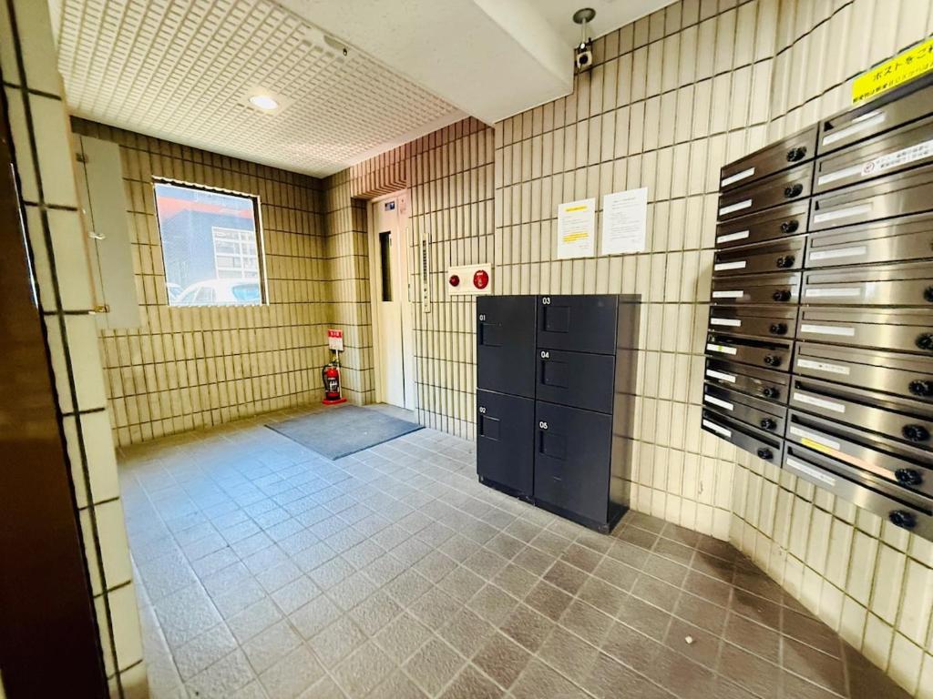 501札幌駅と大通駅も徒歩圏内な最高な立地最大2名様まで快適にご宿泊可能です في سابورو: ممر حمام به عطل