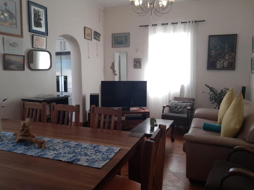 TV a/nebo společenská místnost v ubytování Modern Home in Historic Neighborhood