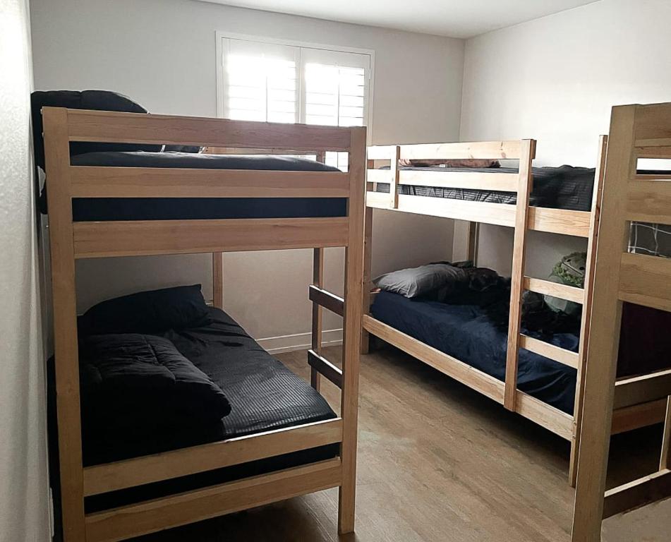 ein Zimmer mit drei Etagenbetten in einem Zimmer in der Unterkunft Hollywood Comfort Vibe LA in Los Angeles