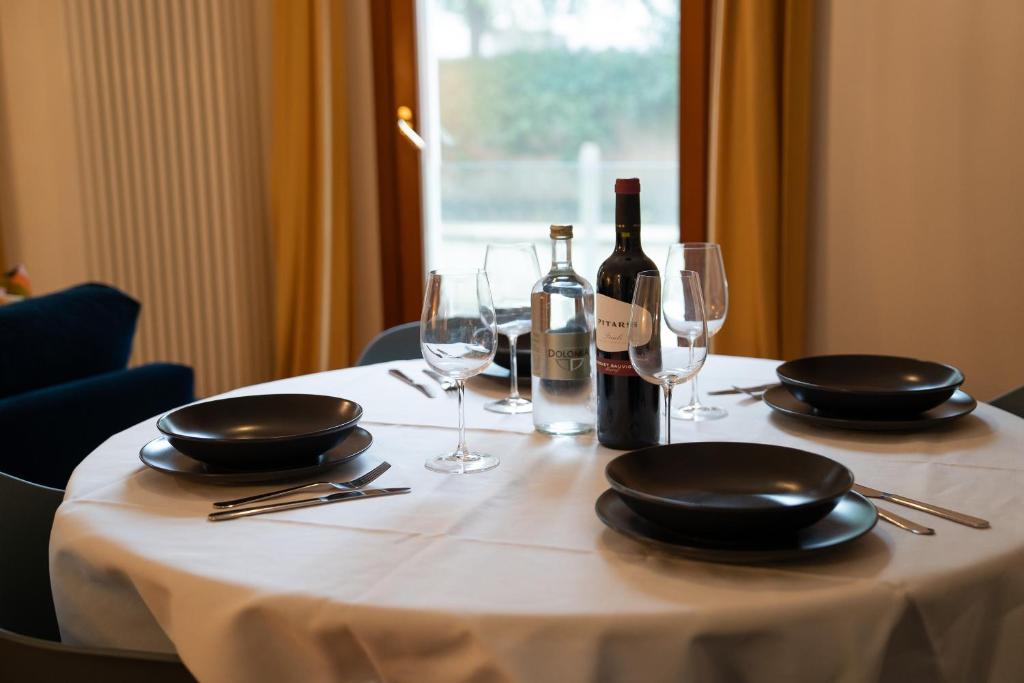 Giudecca Suite في البندقية: طاولة مع زجاجة من النبيذ والاكواب
