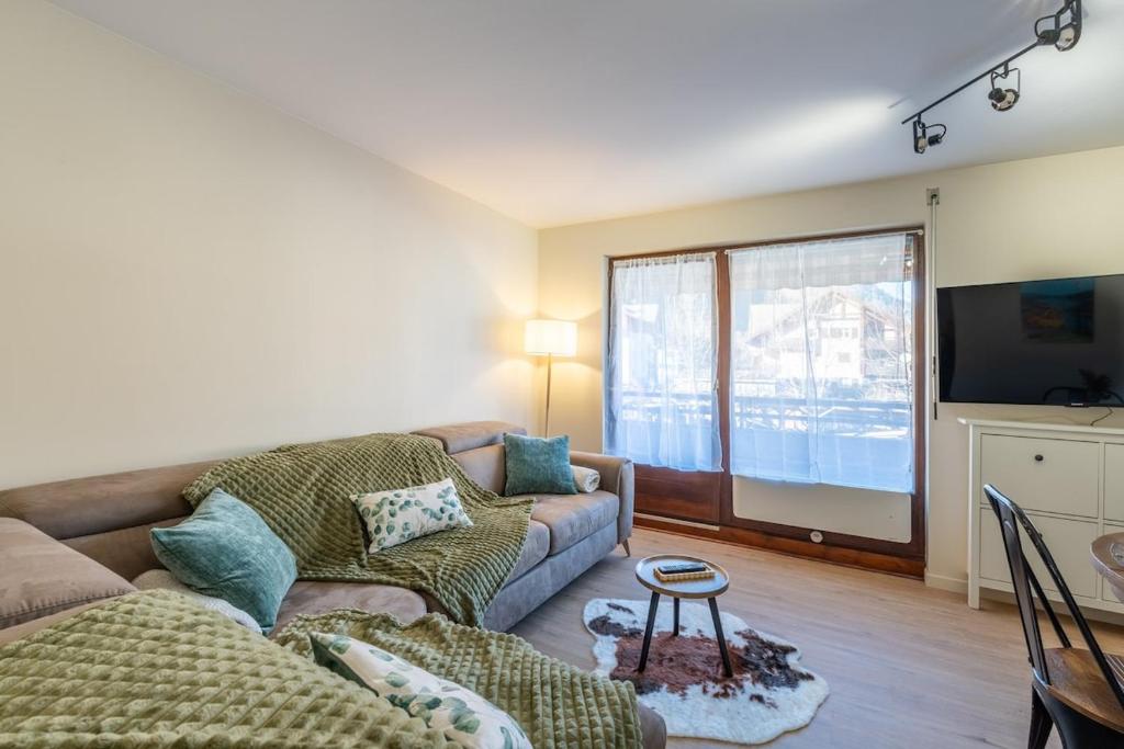 TV a/nebo společenská místnost v ubytování Cocon Moderne Balcon à Thônes Entre Lac et Montagnes