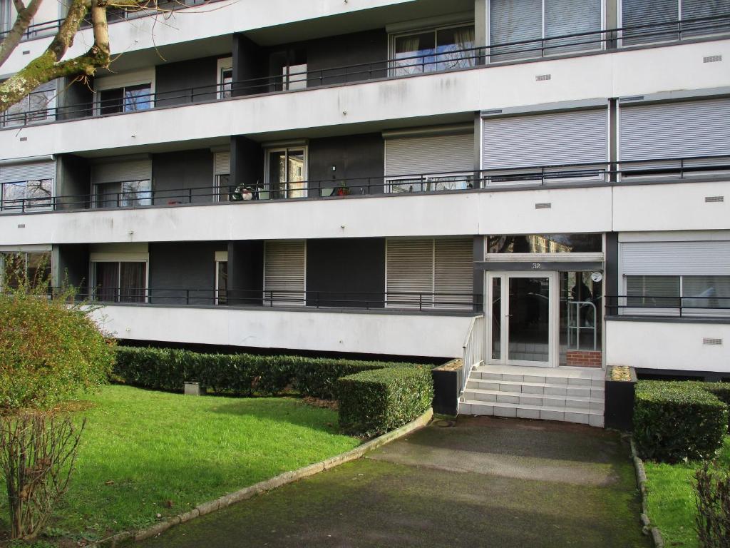 vista esterna di un edificio di LIMoGES, parkingS, à 10mn A20 et RN141, ascenseur, appart 30m2 ,LA vue ! a Limoges