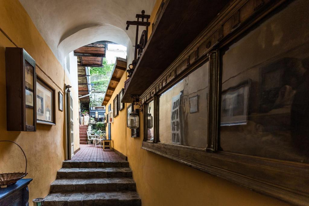 eine Gasse mit Treppen in einem alten Gebäude in der Unterkunft Strieborný dvor in Banská Štiavnica