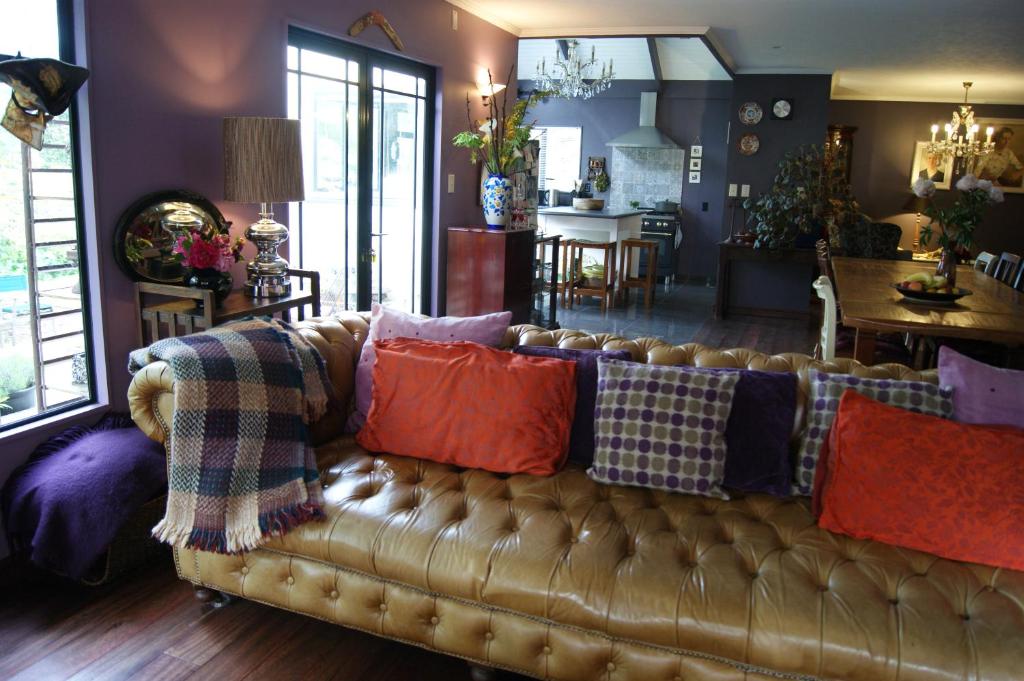 uma sala de estar com um sofá com almofadas em Waitapu Springs B&B em Takaka