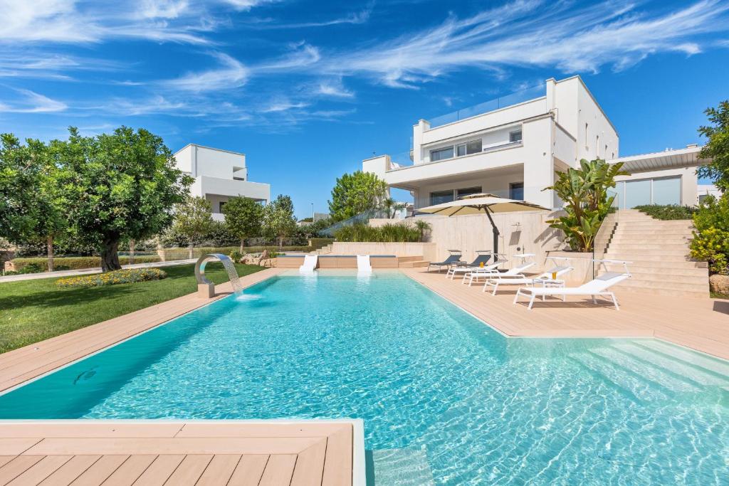 een zwembad voor een villa bij Radiluxe - Villa Marlux in Marina di Pescoluse