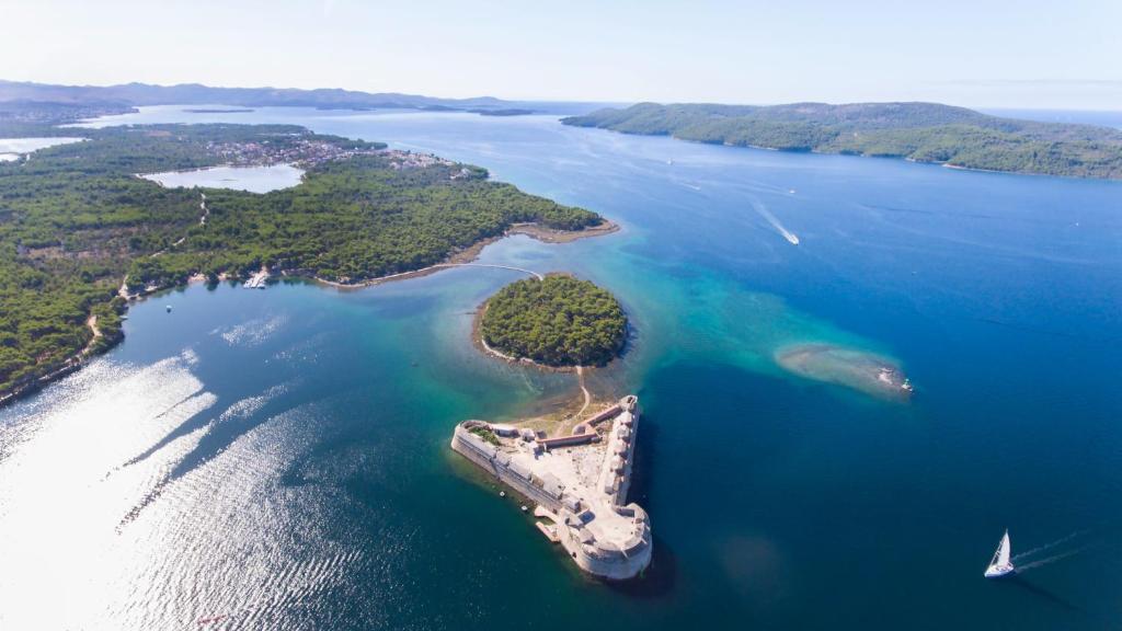 een eiland in het water met een boot erin bij Villa Pleter by Villas Guide in Otavice