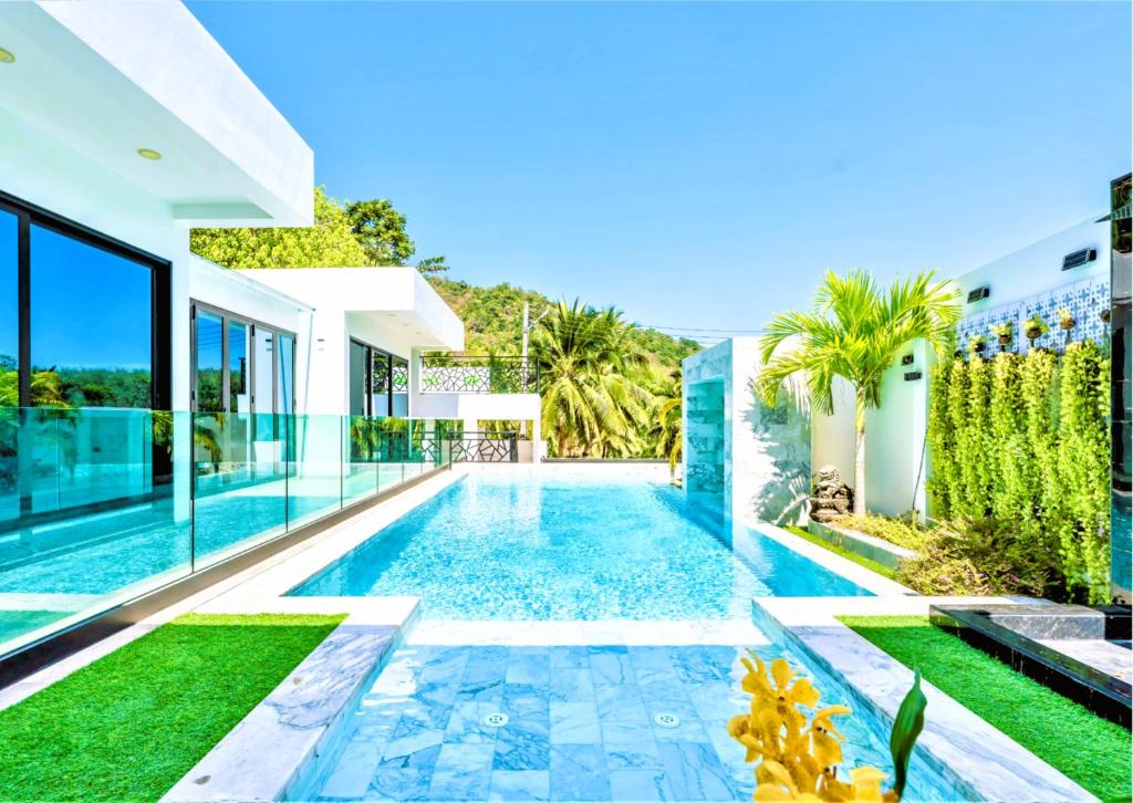 拉威海滩Modern Zen Oasis Villa Style - Pool, Rooftop Views & Playground - All-Inclusive - 4BR-3BA的房子后院的游泳池