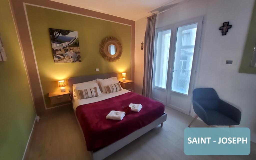 En eller flere senge i et værelse på la Résidence Berceau de Bernadette - Bernadette's cradle - Near Bernadette'House