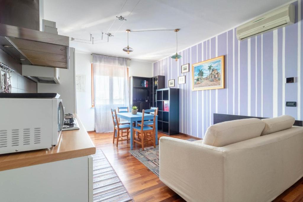 a living room with a couch and a table at Ca Correr 326 in Cittadella