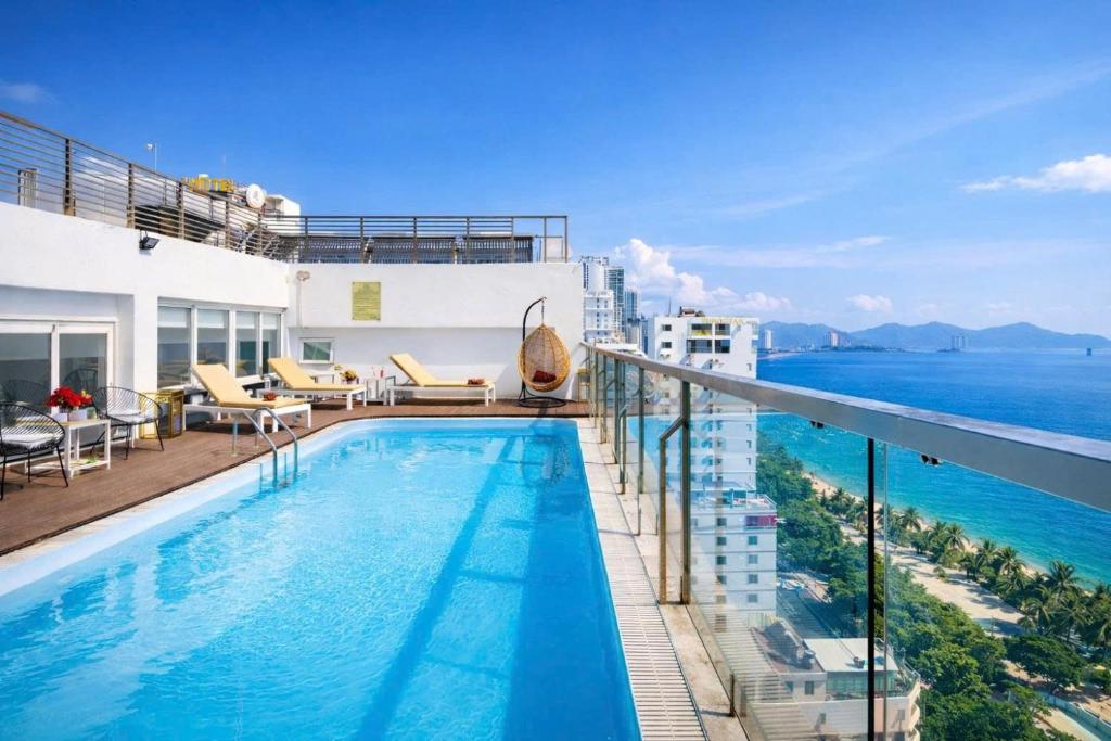 Πισίνα στο ή κοντά στο Paris Luxury Hotel & Apartment Nha Trang