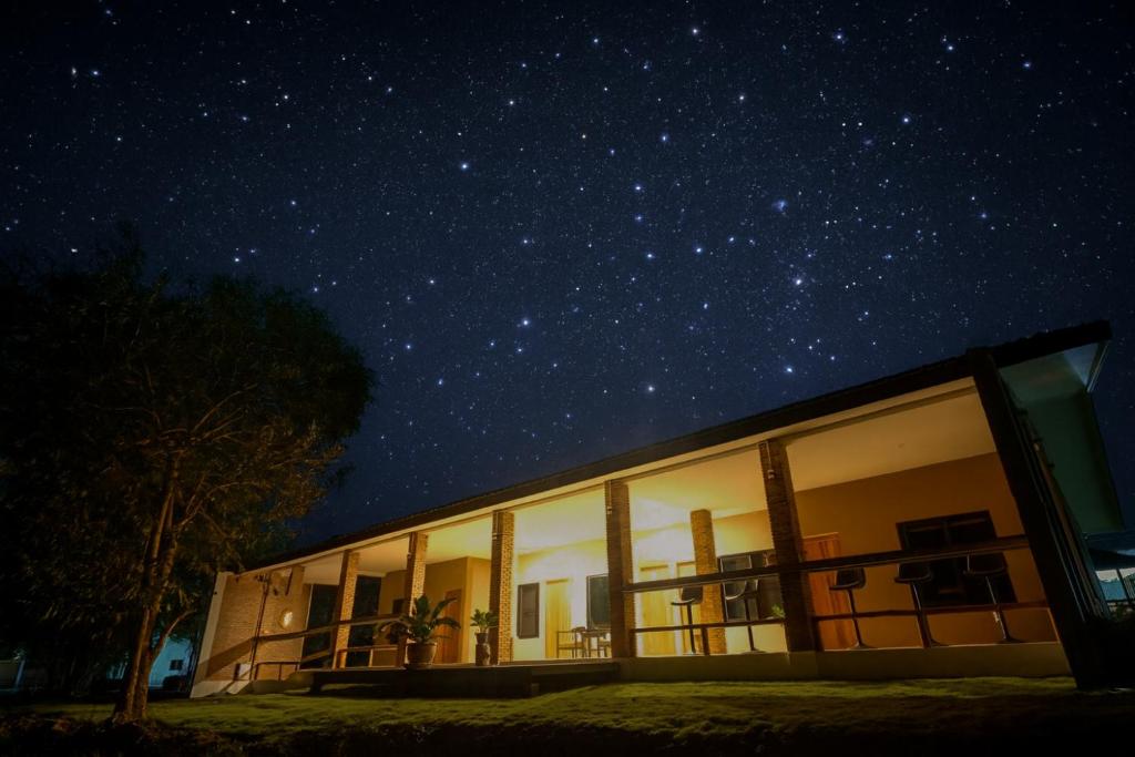 Un edificio sotto un cielo stellato di notte di Bricks & Bed house pai a Ban Wiang Nua