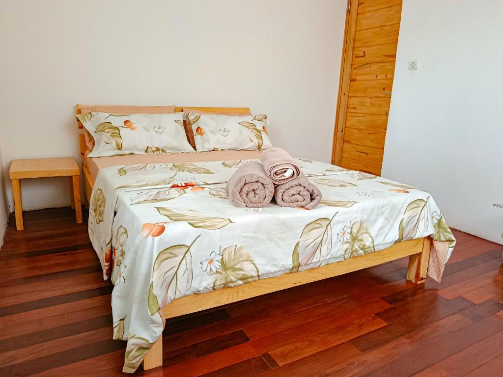 a bed with pink towels on top of it at Maison Hely Tiana in Antananarivo