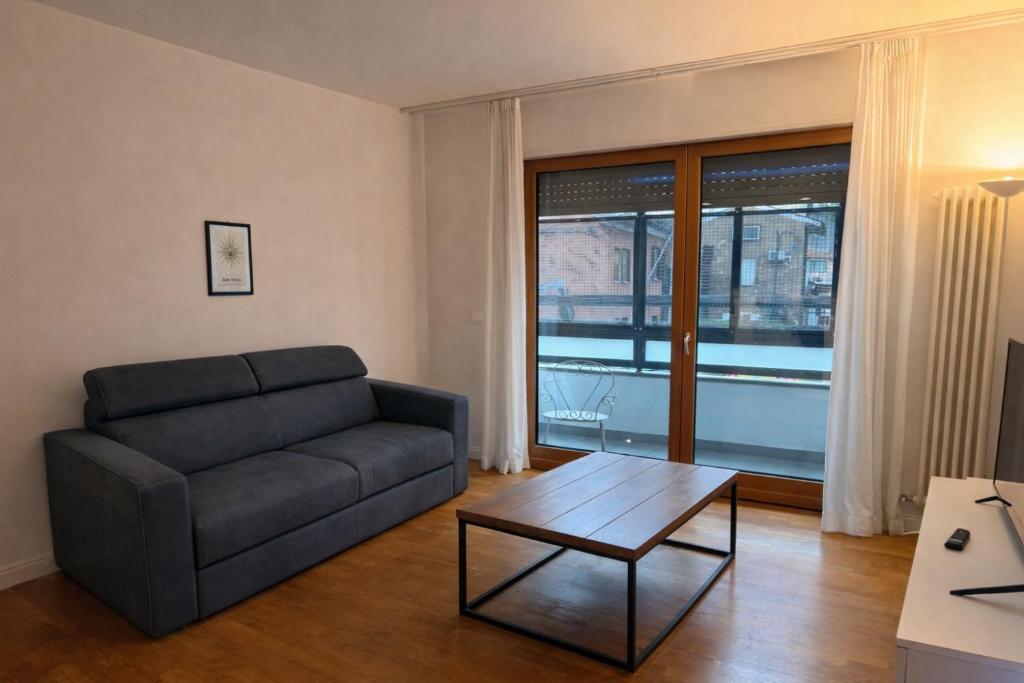 een woonkamer met een bank en een salontafel bij Rose e Frutta - Silver Moon in Monfalcone