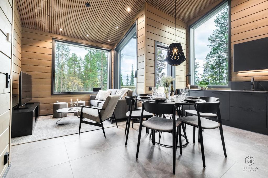 una cucina e una sala da pranzo con tavolo e sedie di Levin Lyhty Dawn D4 by Hilla Villas a Kittilä