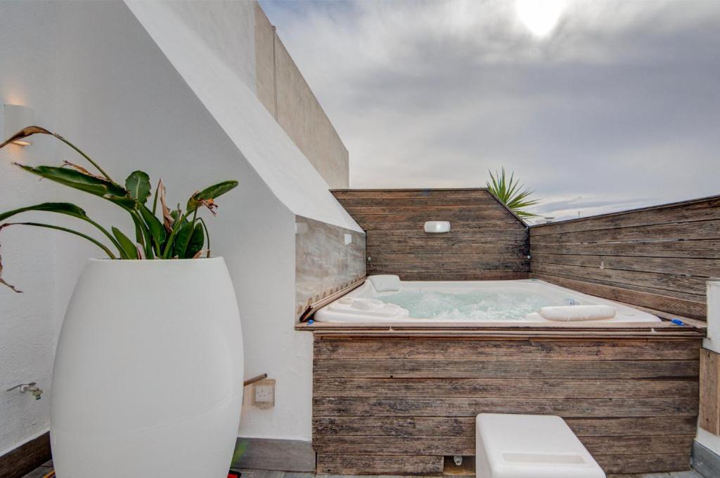 Curated visual reference: Visual Reference: 3Br Penthouse With Private Jacuzzi In St Julians By 360