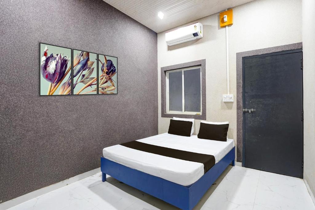 En eller flere senge i et værelse på Hotel O The Lotas Gardan