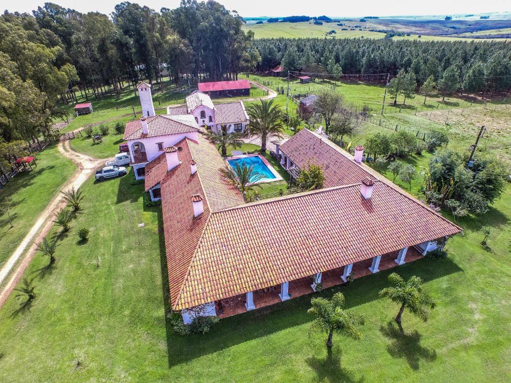 una vista aérea de una casa con piscina en Pinos de la Quebrada, en Treinta y Tres