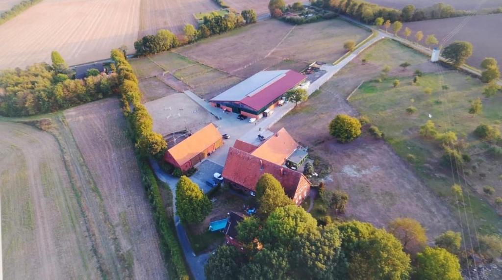 een luchtzicht op een boerderij met een schuur bij Hof Volkmann in Nordkirchen