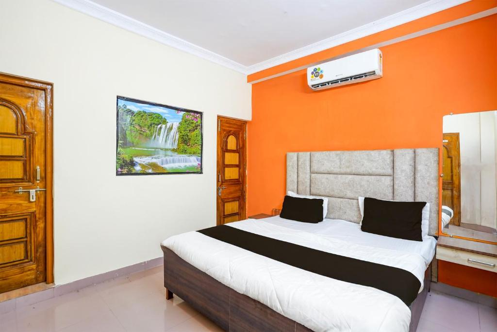 En eller flere senge i et værelse på SPOT ON by OYO Bhedaghat Resort