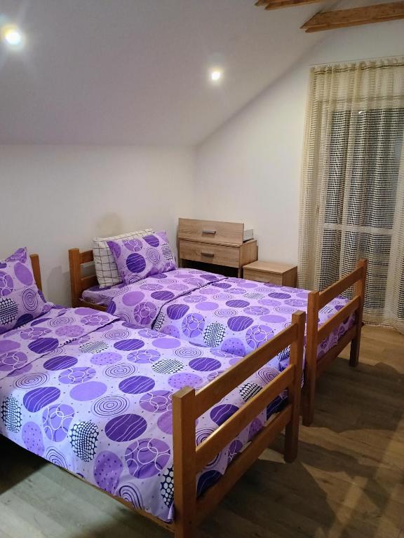 Postel nebo postele na pokoji v ubytování prenoćište sobe apartmani sobe za radnike