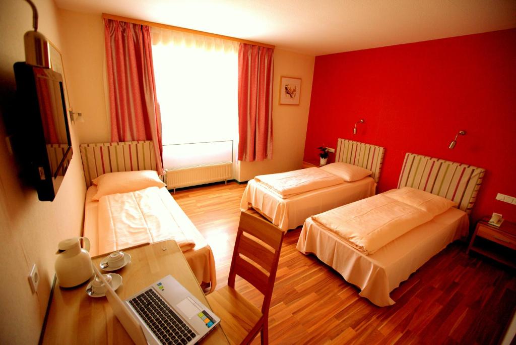 Airport Hotel Walldorf - Triple Room