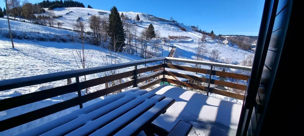 Chalet Les Sapins sauna au pied des pistes om vinteren