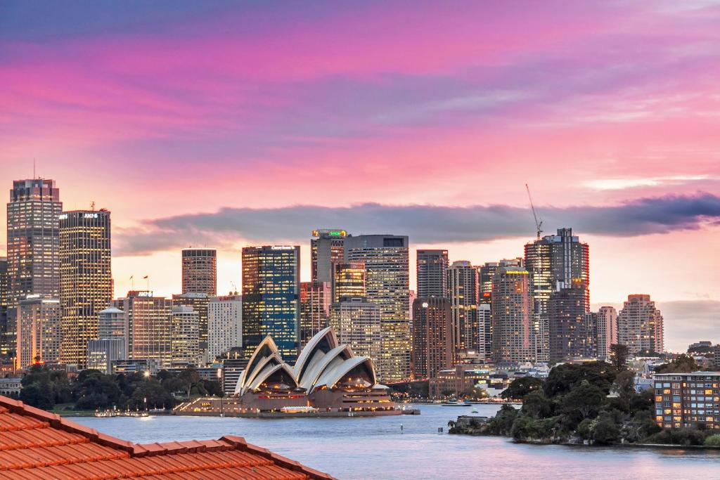 a city skyline with the sydney opera house and the opera house at Cremorne Point Manor in Sydney
