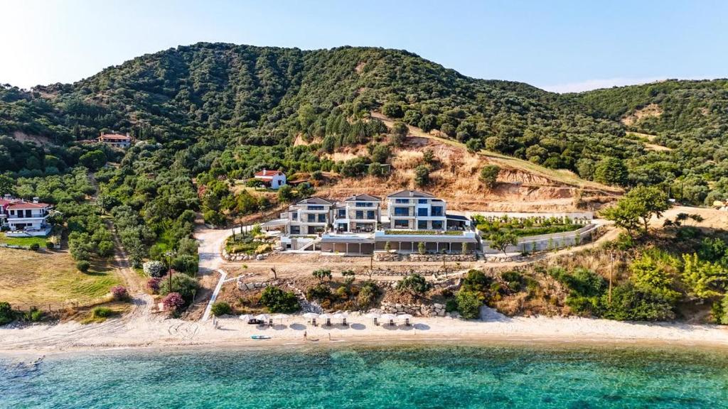 een luchtfoto van een resort aan een strand bij Eosea Helios in Ierissos