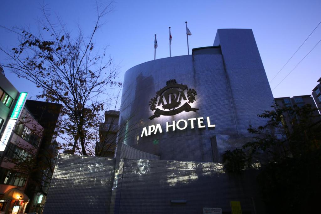 un edificio con un cartel en el costado en APA Hotel Tokyo Itabashi Ekimae, en Tokio