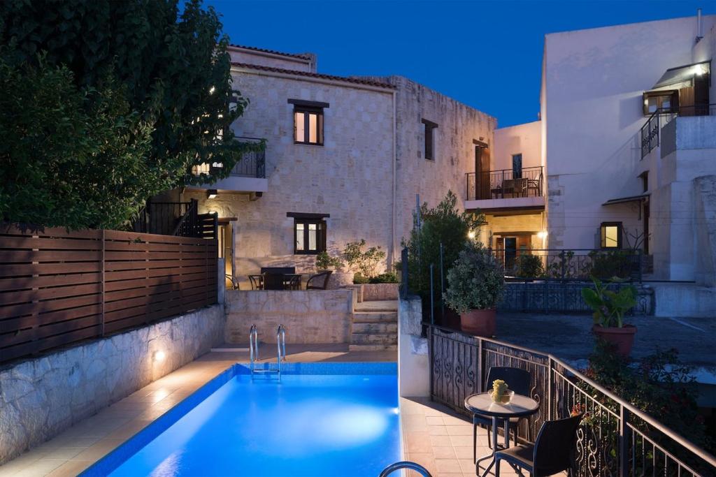 Swimmingpoolen hos eller tæt på Luxurious Villa with Private Pool