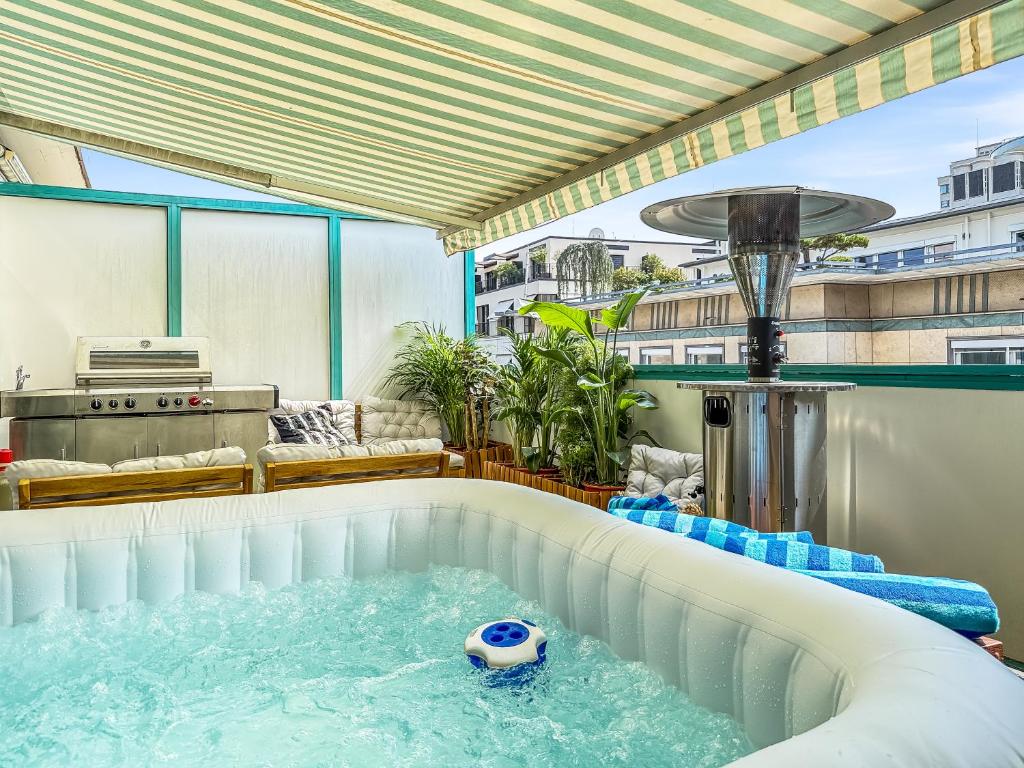 une piscine sur un balcon avec un ballon de foot dans l'eau dans l'établissement Stuttgart Sky & Comfort Apartments, à Stuttgart