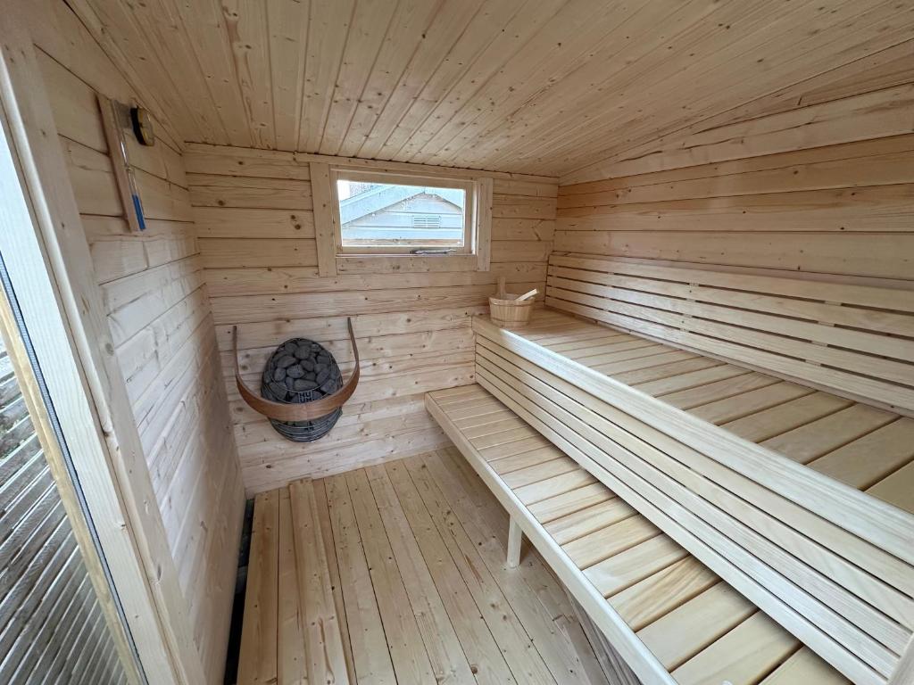 een lege sauna met banken en een raam bij Skylark House Padstow Stylish Victorian Townhouse with Private Sauna in Padstow