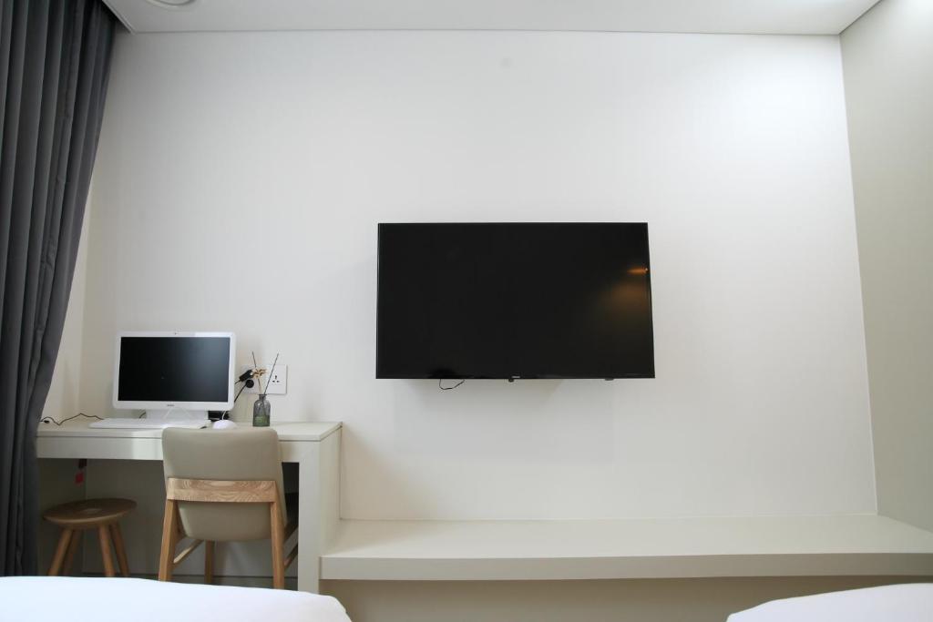TV a/nebo společenská místnost v ubytování Bricks Hotel