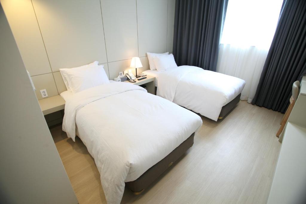 Postel nebo postele na pokoji v ubytování Bricks Hotel
