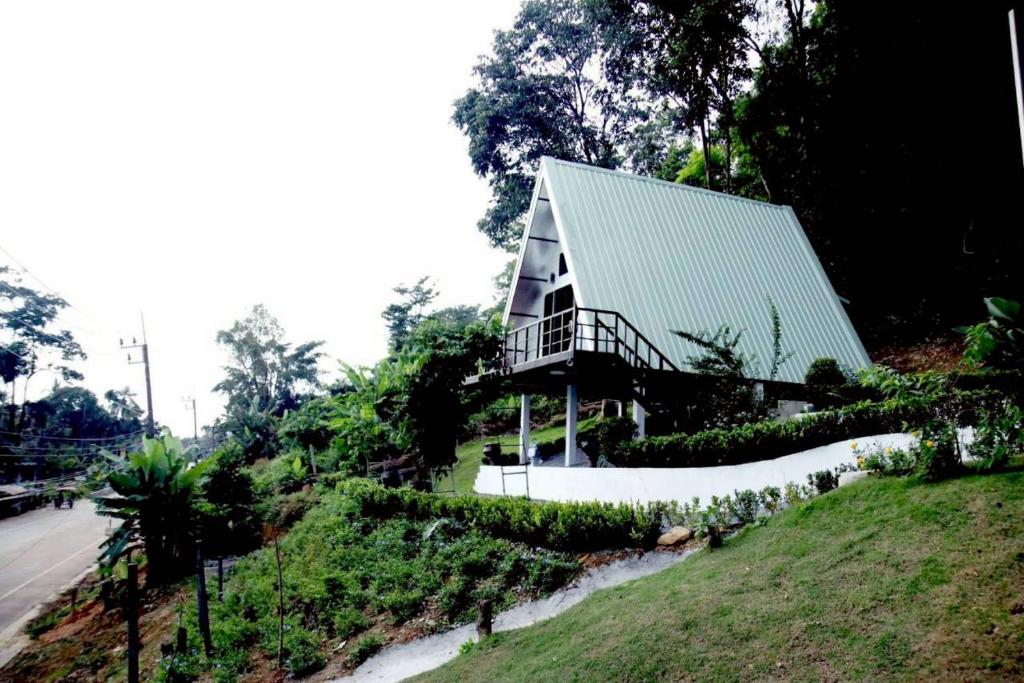 een huis aan de zijkant van een heuvel bij Grandpa's House in Ko Klang