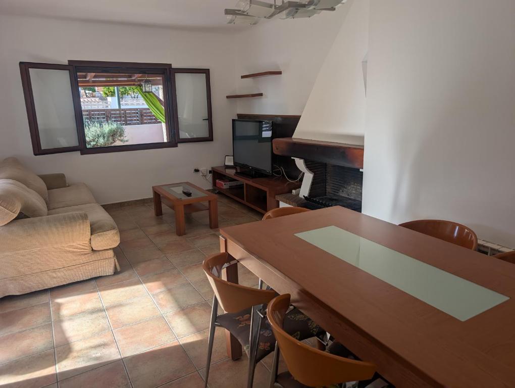 ein Wohnzimmer mit einem Tisch und einem Sofa in der Unterkunft Winahost el Rincón de Creixell in Creixell
