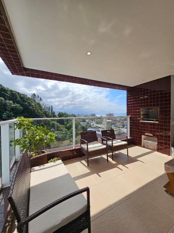 balcone con 2 panche e vista sulla città di bwelcome - Apt with lovely view a Bertioga