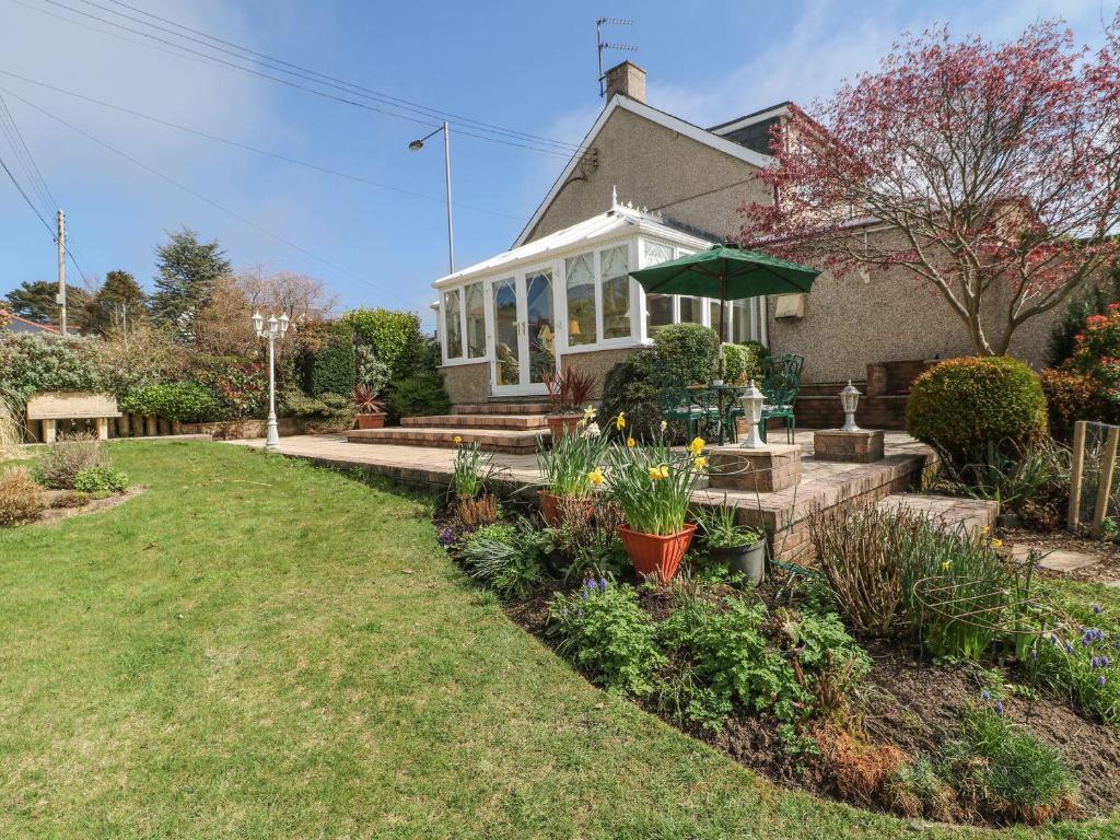 a house with a garden in front of it at Llwyn Derw in Talybont