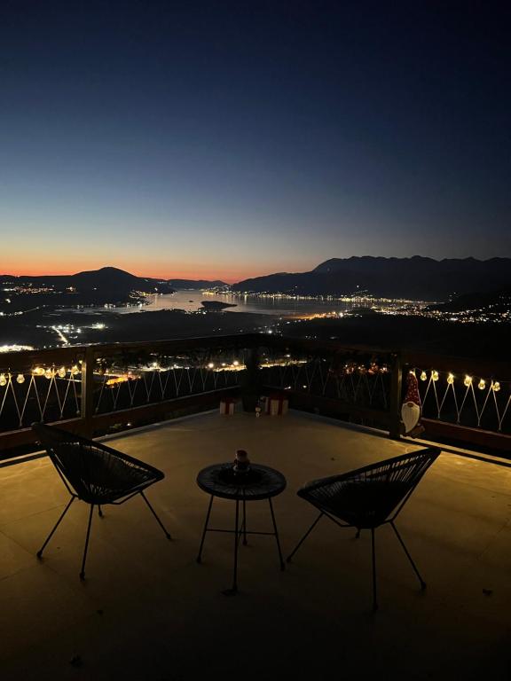 un tavolo e due sedie su un balcone di notte di Villa Gorazda a Kotor (Cattaro)