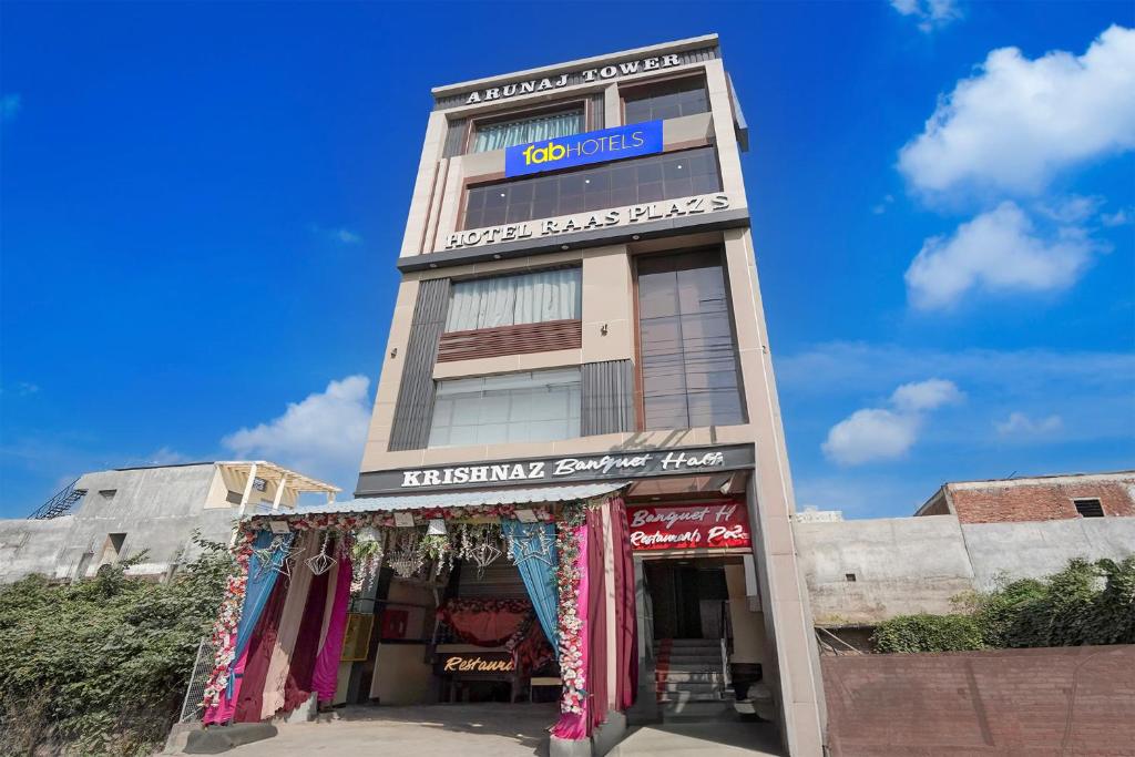 een gebouw met een bord waarop 'clubs' staat bij FabHotel Raas Plaza in Kaliānpur