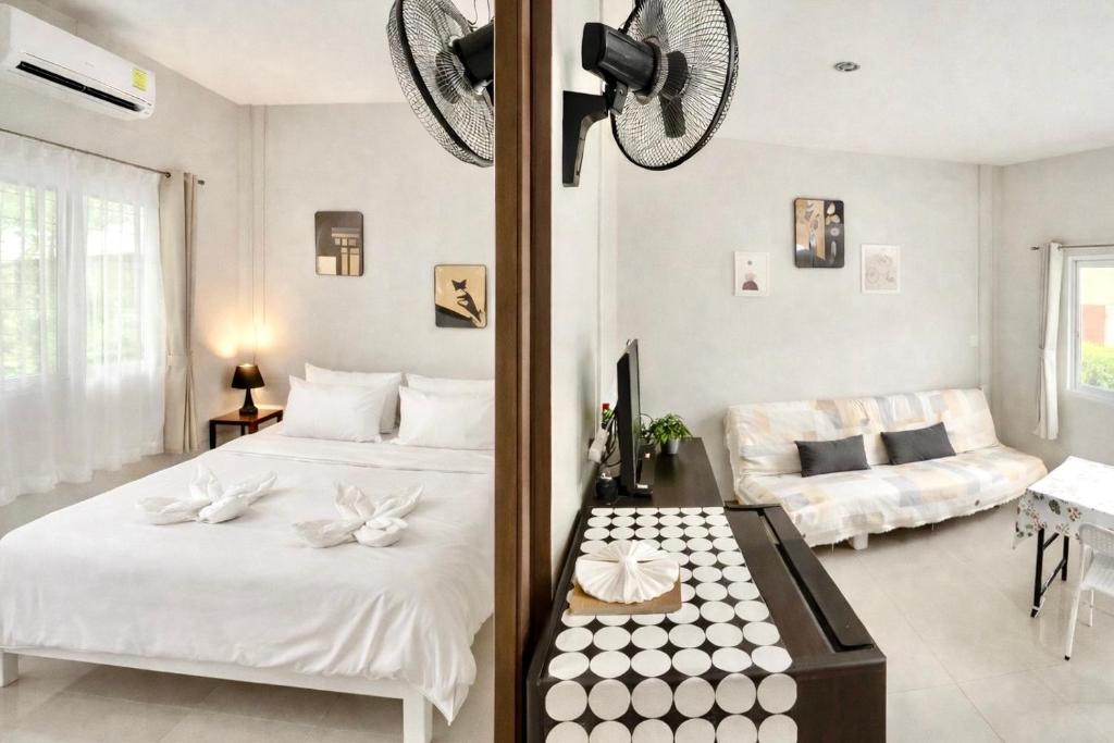 En eller flere senge i et værelse på Yada House s&h